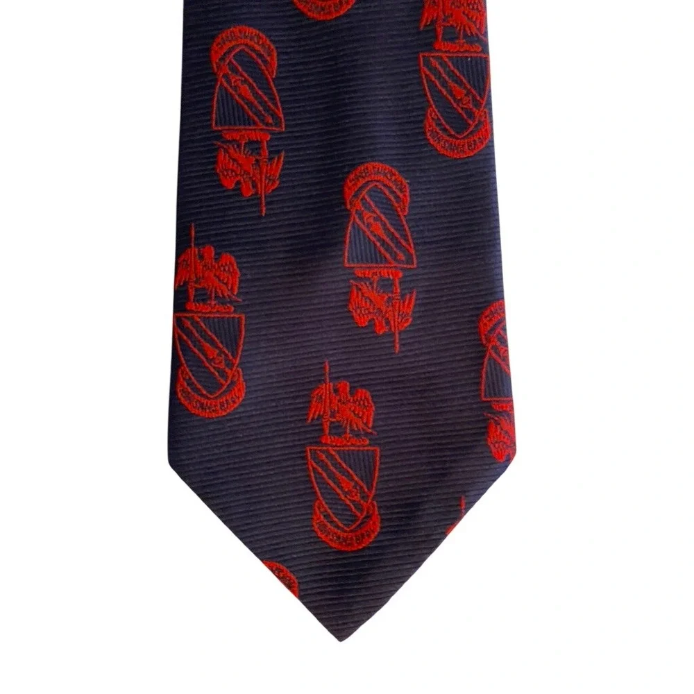 Danbury Mens Navy Blue Red Crest Eagle Motif Silk Blend Necktie 3.25 Inch Width